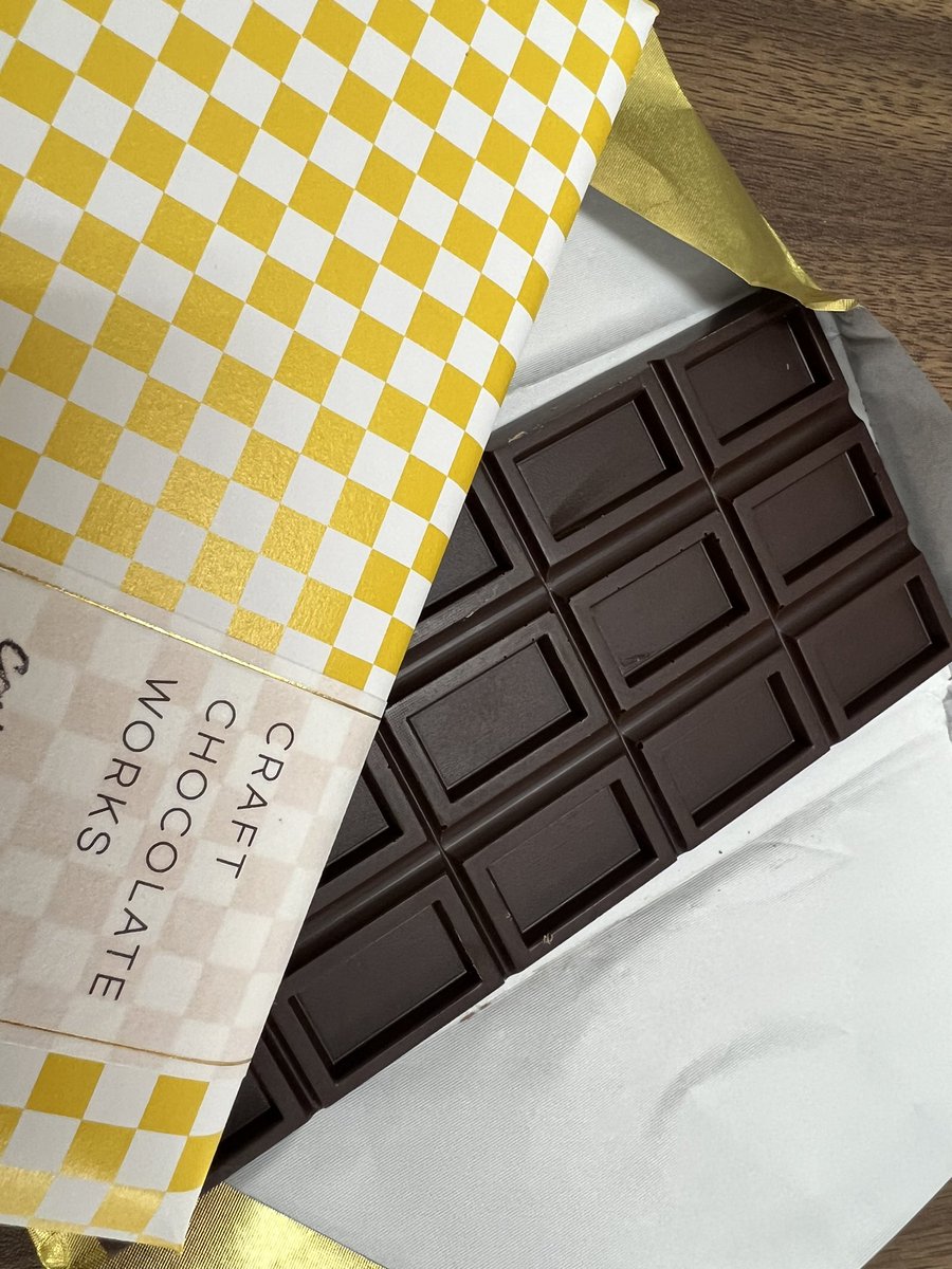 今日のチョコレート摂取ですが、CRAFT CHOCOLATE WORKSでした。ホットチョコにコスタリカのタブレット70%も購入して補給しながら仕事中。 
#チョコレート #CRAFTCHOCOLATEWORKS #chocolate #BeantoBar