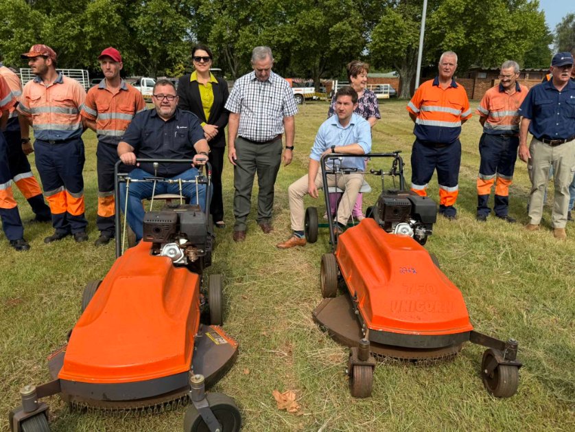 FreeGeneraxion's tweet photo. Dear Black People of Tshwane, did these ones ever to come to cut the grass in your township?
Vote wisely. https://t.co/L2Ja893LUg
