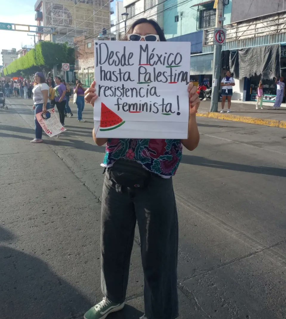 Colsopal2023's tweet photo. Compañeras de #COLSOPAL en la marcha por el día internacional de la mujer #8M en la ciudad de #León_Guanajuato. 💜♀️✊🏿
Juntas en lucha y resistencia por nuestros derechos y la libertad de las mujeres palestinas. 🇲🇽🤝🏾🇵🇸
#PalestinaLibre
#CeaseFireNow
#NiUnaMás
#NiUnaMenos https://t.co/BcWSM2zLzd