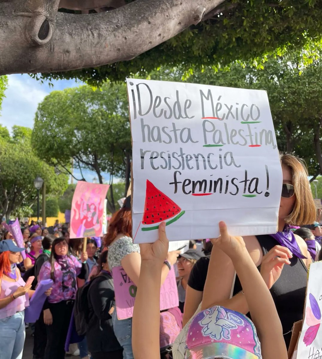 Colsopal2023's tweet photo. Compañeras de #COLSOPAL en la marcha por el día internacional de la mujer #8M en la ciudad de #León_Guanajuato. 💜♀️✊🏿
Juntas en lucha y resistencia por nuestros derechos y la libertad de las mujeres palestinas. 🇲🇽🤝🏾🇵🇸
#PalestinaLibre
#CeaseFireNow
#NiUnaMás
#NiUnaMenos https://t.co/BcWSM2zLzd