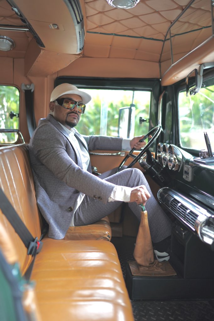 apldeap's tweet photo. Here’s an outfit that didn’t make the #2Proud cut but I still love and wear anyways.

Sunday drive vibes. 

https://t.co/QHa4WBXrI8 https://t.co/dn4HoZ69HR