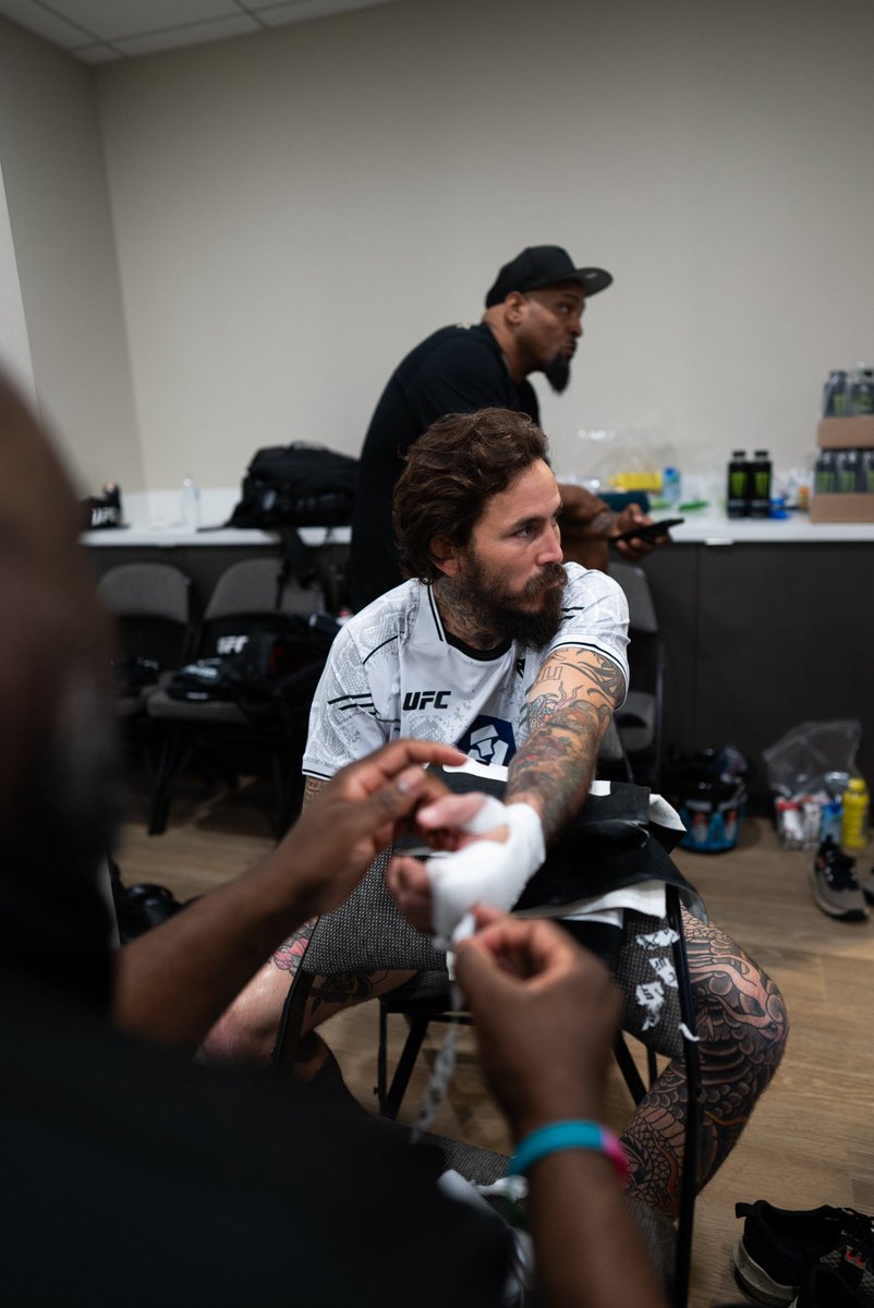 Alistando las armas 👊🏻👊🏻, atrás de esos puños está toda Latinoamérica apoyando 💪🏻🇪🇨 #UFC299