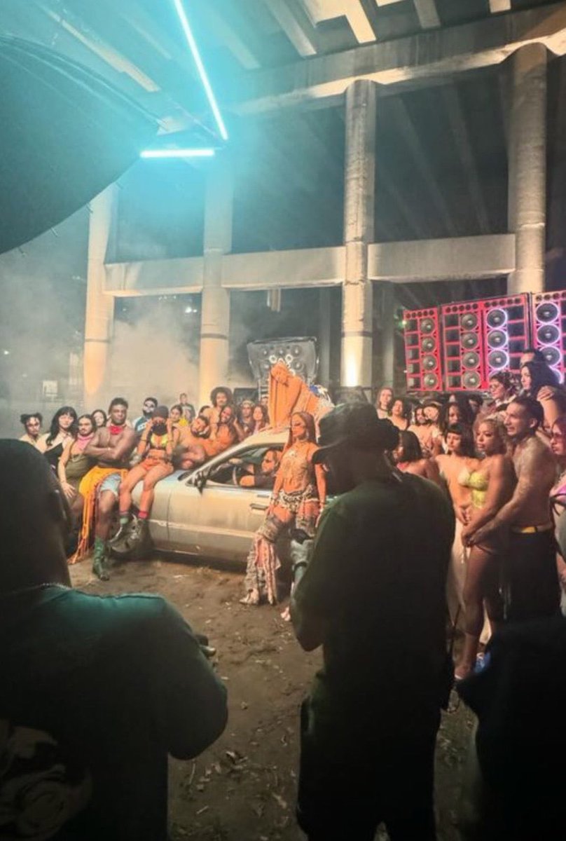 🚨 ELA NÃO PARA! Nova foto de Anitta gravando um vídeoclipe.