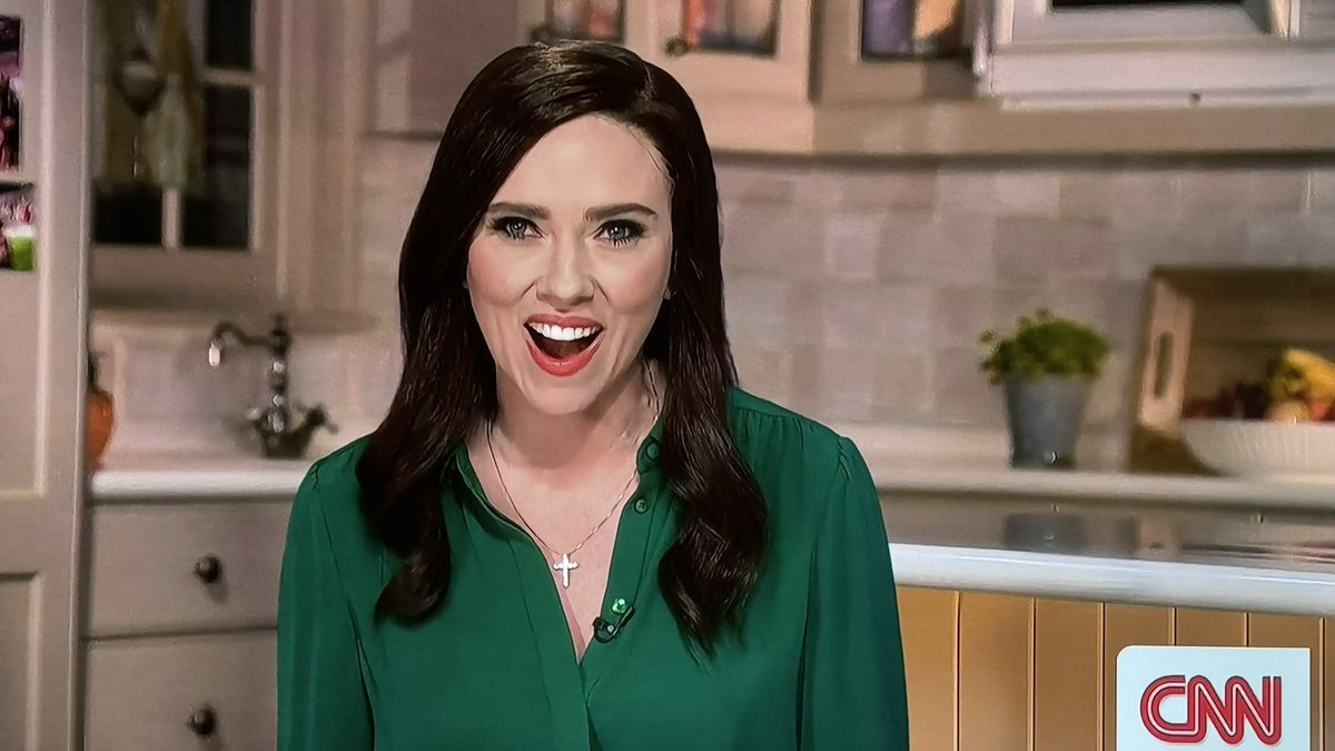 LeftyLeftyLeft's tweet photo. Go Scarlett !! lol 😂 #SNL #coldopening #scarlettjohansson https://t.co/2rMStbnmac