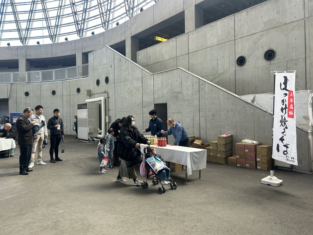 こんにちは！
今日は花博の企業イベントにて、きつねうどん、カレーライス、ぼっかけ焼きそばの3商品を提供しています！
お客様がたくさん来場して、大繁盛です😳
#企業イベント
#屋台
#キッチンカー 
#ケータリング
#出張屋台