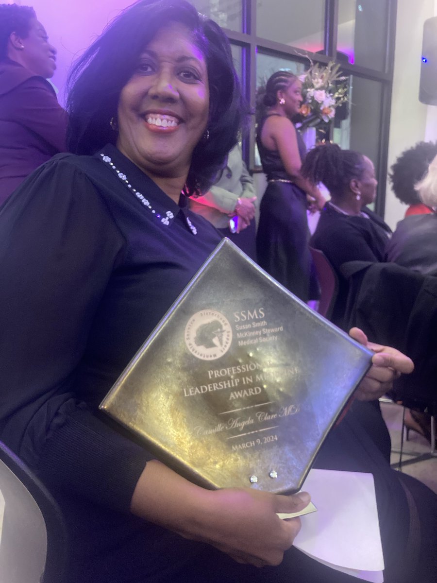cclareMDMPH's tweet image. Thank you ⁦@SSMSmedical⁩ for the honor of the Professional Leadership in Medicine award for this #WomensHistoryMonth and #InternationalWomensDay #moreworktodo ⁦@NationalMedAssn⁩ ⁦@NmaRegion1⁩ ⁦@nmamcms⁩