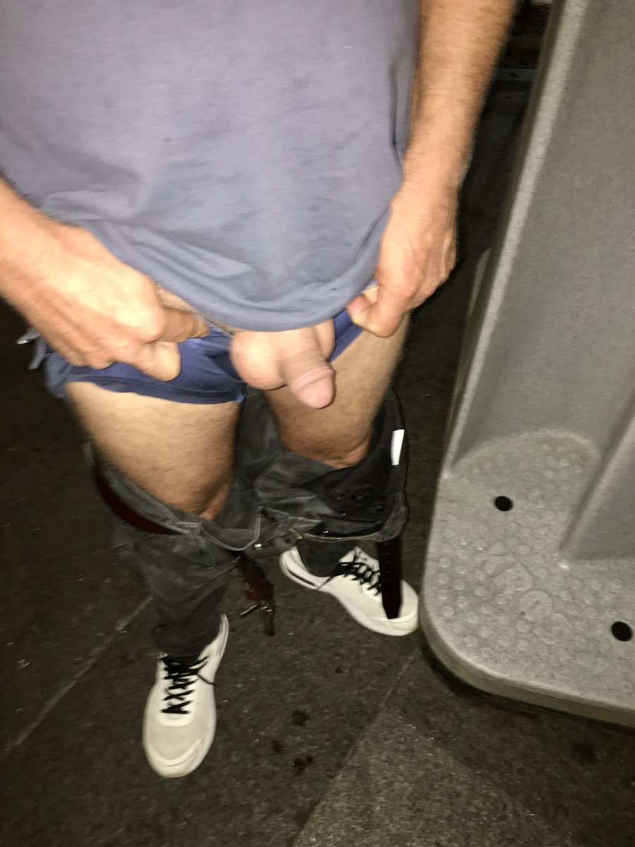 LeviLv3's tweet photo. Public urinal https://t.co/ZMn9fy7DG9