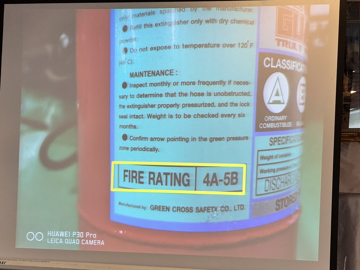 e20ive's tweet image. 🔥ถังดับเพลิงที่เป็นข่าวระเบิดเป็น ถังเป็นก๊าซ CO2 ไม่ใช่ ถังดับเพลิงเคมีแห้ง ที่มีอยู่ตามบ้านเรือน ดังนั้นประชาชนควรทำความเข้าใจให้ถูกประเภท
🔥A คือ ของแข็ง B คือ ของเหลว ถังขนาด 15 ปอนด์ ดับไฟได้ 20 วินาที (สังเกตุข้างถังดับเพลิง)#BasicFirefightingTraining #อบรมดับเพลิงขั้นต้น