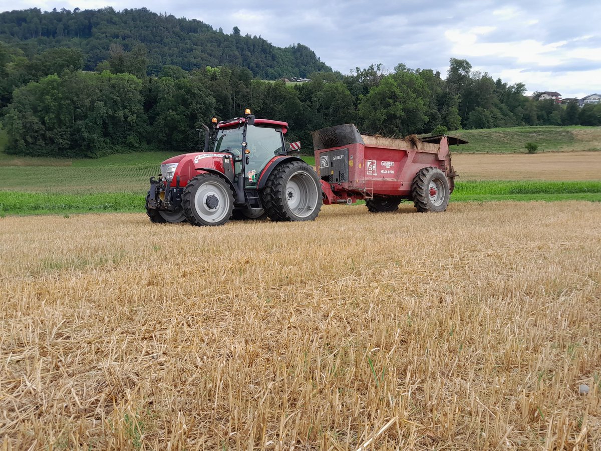 profiMagazin's tweet photo. Abgelichtet ist ein #McCormick X50.30 mit #Gilibert Helix 6 Pro Dungstreuer. https://t.co/GLTCwjZ7bp