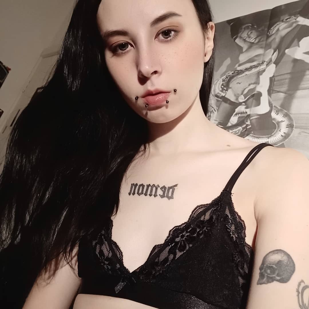 cryptidcorpse1's tweet image. Hello, I hope you have a good weekend.😈
#Mine #me #nugoth #goth #pale #alternative #metalgirl #gothgoth