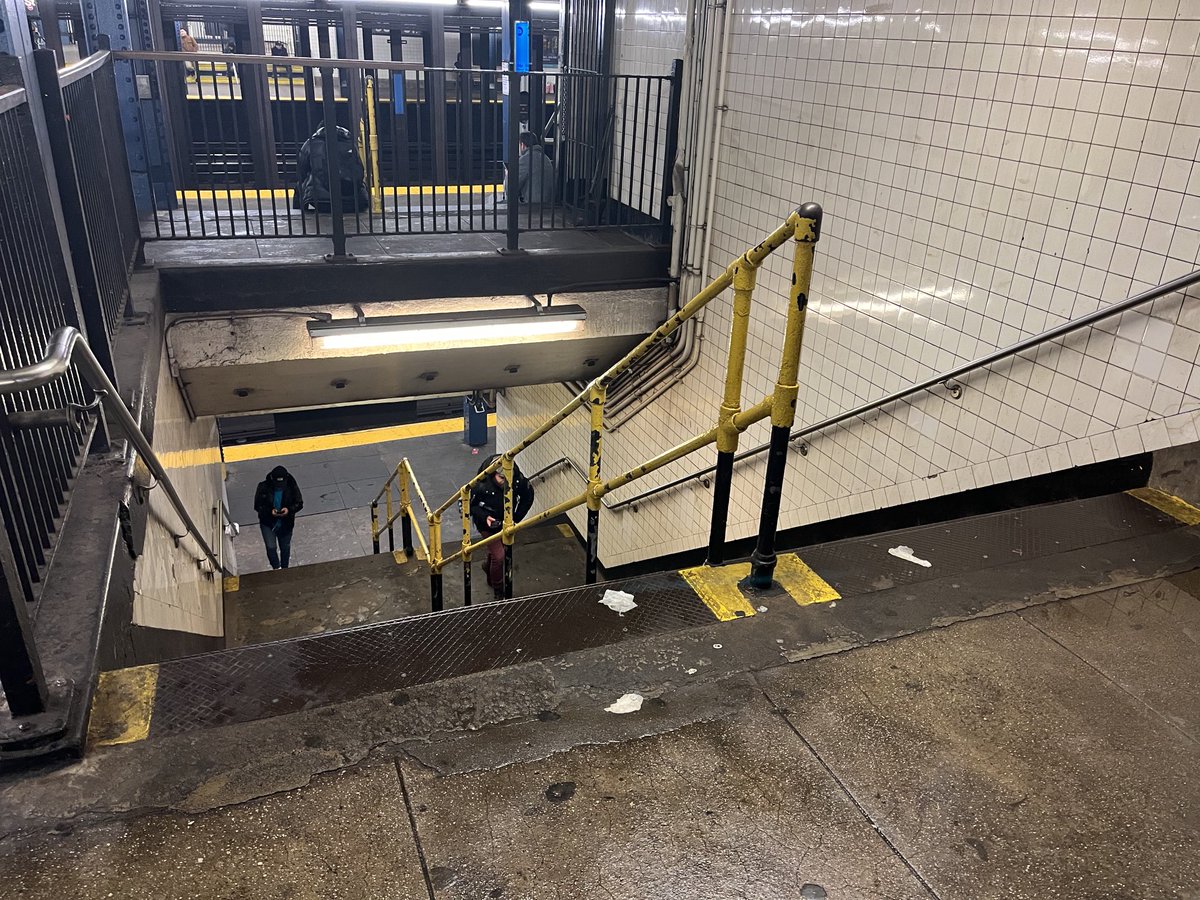 paulsavitz's tweet photo. ⁦@MTA⁩ you’re supposed to put a barriers when you’re not serving a station or a platform, right? This is at 50th, the stairs leading to the uptown E platform. Lots of people down there, waiting for a train that will never come. https://t.co/KzjWlbiaV1