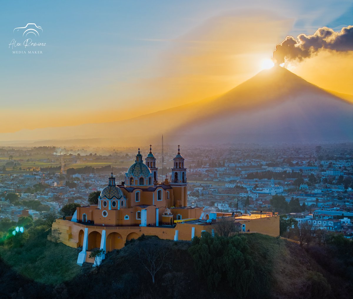 vivecholula's tweet photo. Atardecer en Cholula Alejandro Ramirez Silva foto 
#cholula #sanpedrocholula #vivecholula #cholulapuebla #sanandrescholula #Puebla https://t.co/xHS8VSb8h0