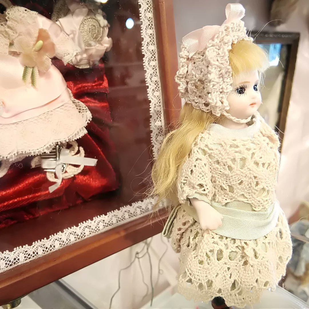 timeroman_doll's tweet photo. ■第15回【オールビスク＆ＢＯＸ展】■

只今、【まりのどおる】さまの作【オデットBOXセット】をご紹介しております。

詳細・ショッピングはこちら
https://t.co/GervSYlNB0

#タイムロマン　#ビスクドール　#ドール　#人形　#神戸　#BOX展　#リプロダクションドール　#オールビスク https://t.co/1wc6V4hNzL