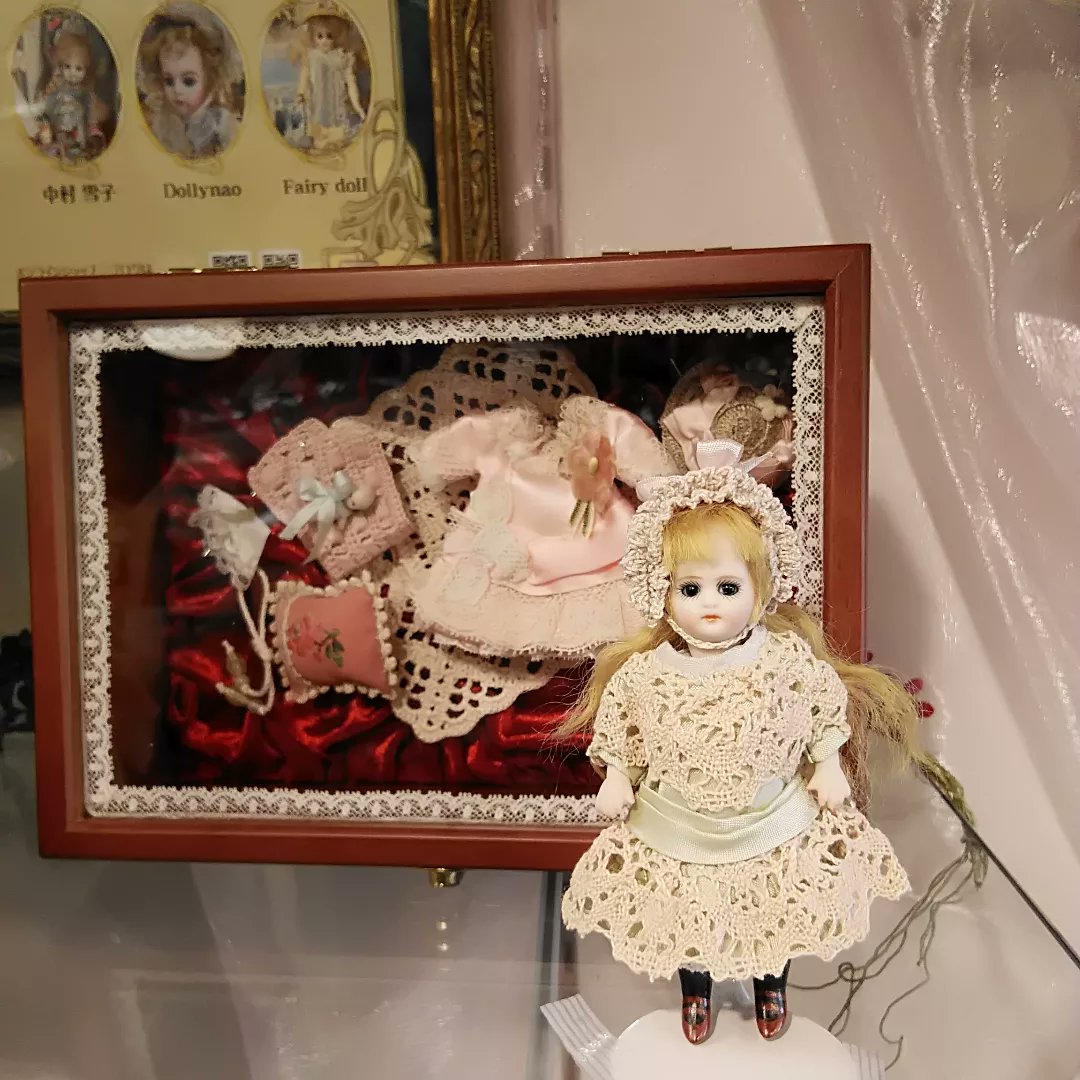 timeroman_doll's tweet photo. ■第15回【オールビスク＆ＢＯＸ展】■

只今、【まりのどおる】さまの作【オデットBOXセット】をご紹介しております。

詳細・ショッピングはこちら
https://t.co/GervSYlNB0

#タイムロマン　#ビスクドール　#ドール　#人形　#神戸　#BOX展　#リプロダクションドール　#オールビスク https://t.co/1wc6V4hNzL