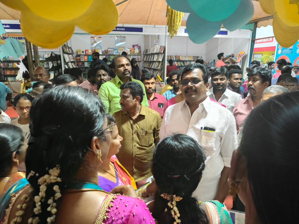 ThangaTamilselv's tweet image. நேற்று தேனியில், தமிழ்நாடு அரசின் சார்பில் நடைபெற்று வரும் புத்தகத் திருவிழாவை பார்வையிட்டு, புத்தக வாசிப்பை மாணவர்களிடம் ஊக்குவிக்கும் விதமாக பள்ளிக் கல்வித்துறையின் சார்பாக நடத்தப்பட்ட #SmartQuestion போட்டியில் வெற்றி பெற்ற மாணவ மாணவியர்களுக்கு பரிசுகளை வழங்கினேன்.

மேலும் எனது…