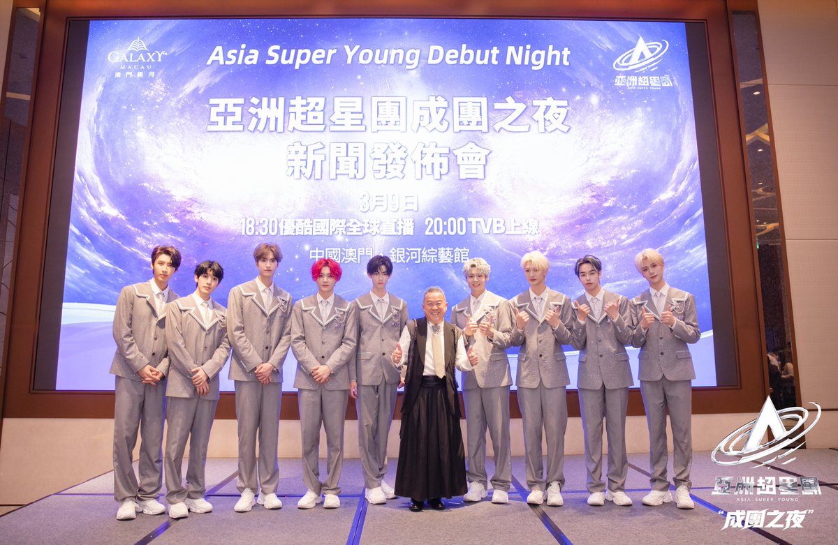 wenhanbff's tweet photo. why would he take a group pic with them imwfjkdsfhksdjfds https://t.co/UqMsKIZd4e