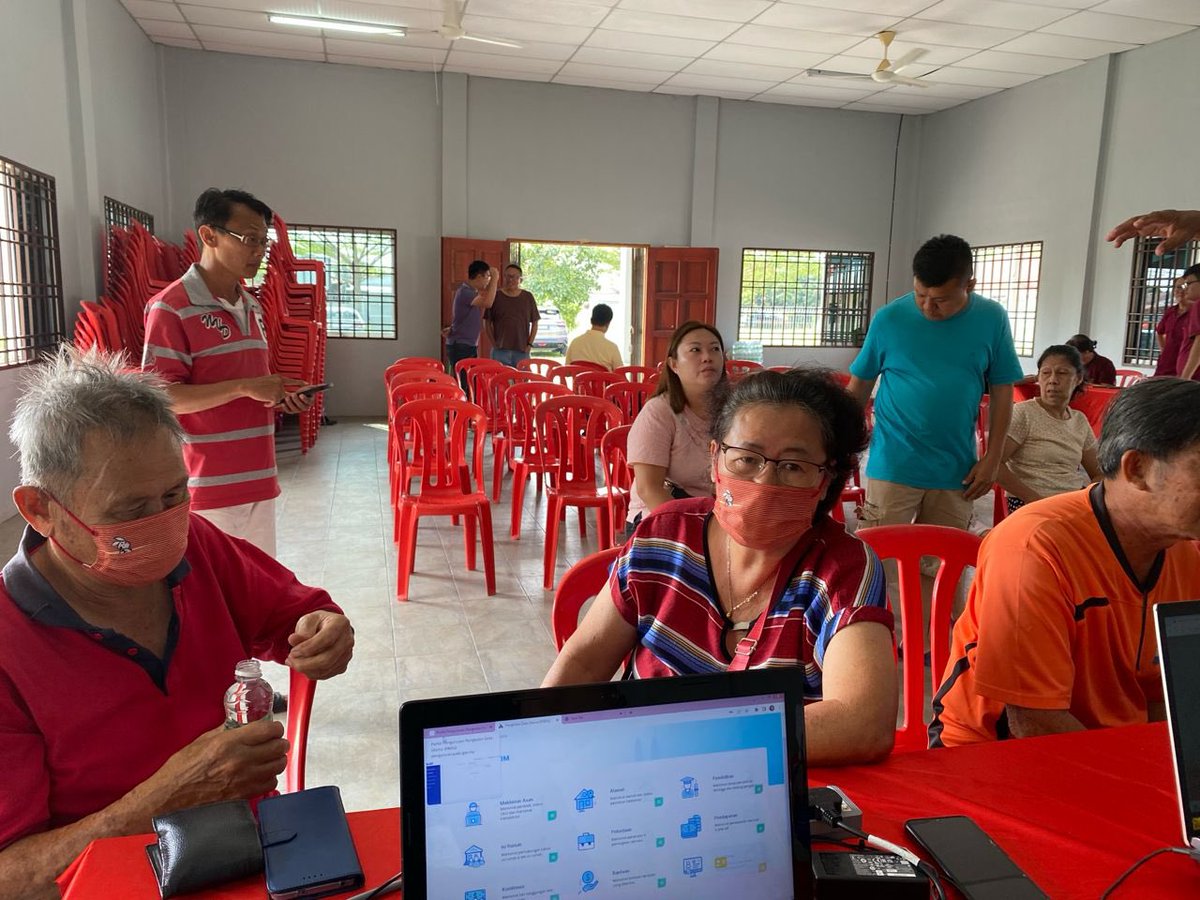 DOSMN9's tweet photo. 10 Mac 2024 (Ahad) | Kaunter #PADU juga dibuka di Kampung Pak Kah Choon #Bahau #Jempol bagi menyantuni penduduk setempat untuk melaksanakan pendaftaran dan pengemaskinian ke dalam sistem #PADU.
Orang ramai yang berdekatan adalah dijemput untuk hadir bagi melaksanakan pendaftaran dan pengemaskinian maklumat profil ke dalam sistem #PADU.
Jangan lupa bawa bersama:
✅Telefon bimbit
✅Kad pengenalan
✅Salinan akaun bank
✅Salinan kad pengenalan semua ahli isi rumah
Sentiasa ikuti kami di DOSM Negeri Sembilan untuk mengetahui Kaunter Fizikal Terkini yang dibuka. Anda juga masih boleh mendaftar dan mengemaskini profil anda secara online di portal PADU sehingga 31 Mac 2024 di https://t.co/tpG7e7RFC3.
@StatsMalaysia
@paduofficial_
@JabPeneranganN9
@PmrJempol
#StatsMalaysia
#DOSMNegeriSembilan
#teamstats9
#PADUSejahtera
#BersihMuafakatSejahtera
#MenerajuAksesDigital
#NegeriSembilan