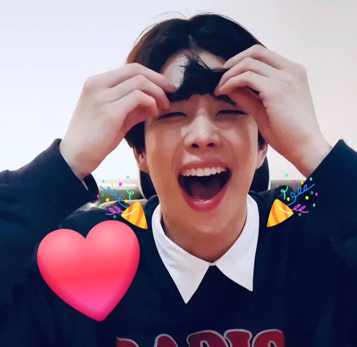 wingbin_'s tweet photo. 함께 맞는 첫 생일을 축하할 수 있어 행복했어😘
다시 한 번 생일 너무너무 축하하고 🎂🎂
앞으로도 함께 생일을 맞이하고🎉
축하해줄 수 있는 그거 하나만 바라💜
#아스트로 #ASTRO #엠제이 #MJ #HBDMessageforMJ 
#아로하 #김명준 @ASTRO_Staff https://t.co/vF6LfuT7jP