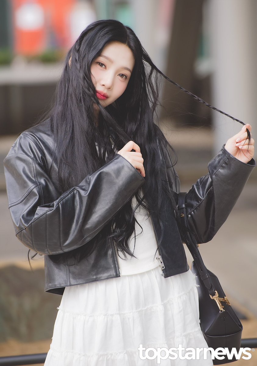 Johyyi's tweet photo. Feeling so cute today greeting all of luvies out there~ 💖 https://t.co/WRDigswfqR