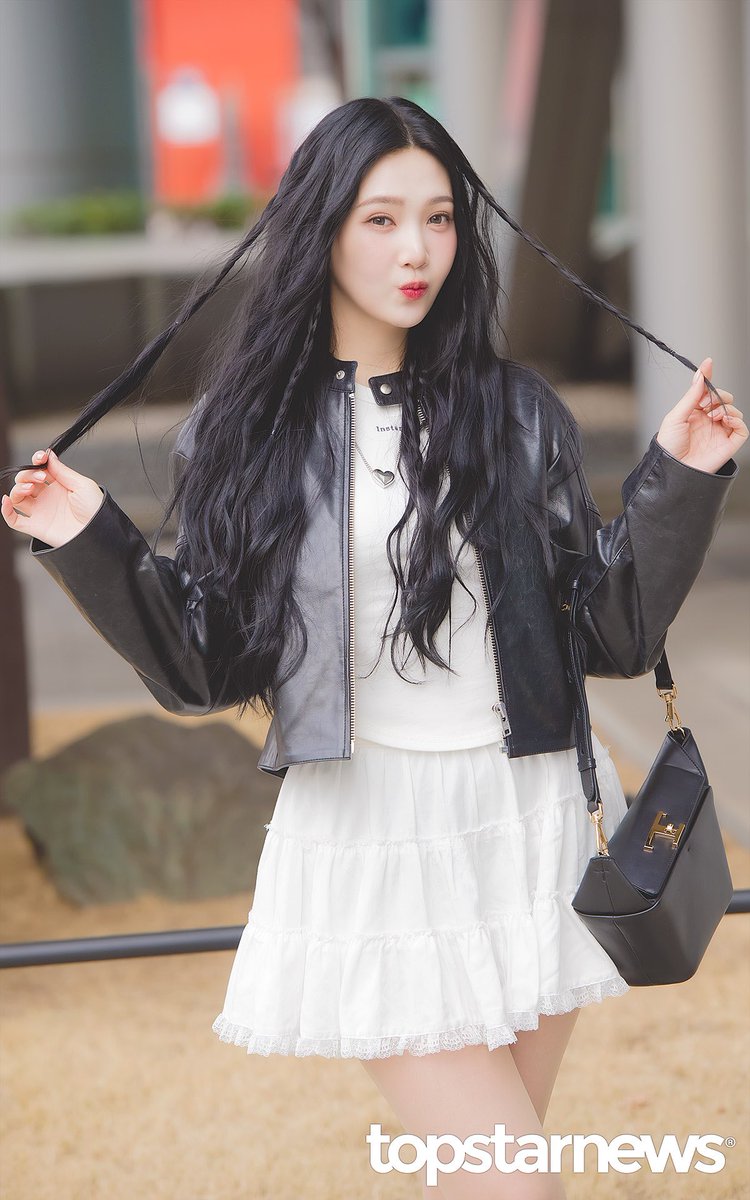 Johyyi's tweet photo. Feeling so cute today greeting all of luvies out there~ 💖 https://t.co/WRDigswfqR