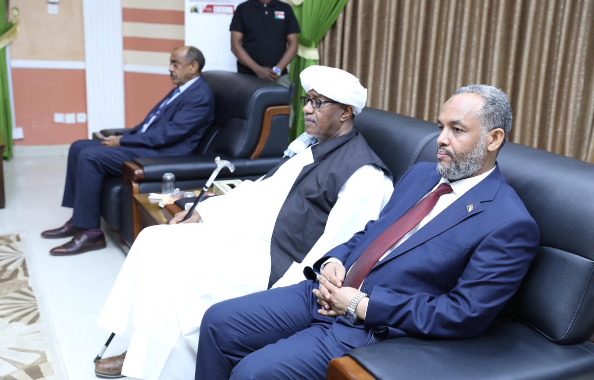 DarfurPost's tweet image. ⭕ عضو مجلس السيادة الفريق مهندس بحري مستشار #إبرهيم_جابر يلتقي بمكتبه ببورتسودان وزيرة الدولة بوزارة التعاون الدولي القطرية السيدة لؤلؤة الخاطر والتي قدمت دعم الحكومة القطرية للشعب السوداني في الأزمة الراهنة.

بورتسودان ٩/٣/٢٠٢٤ 

#السودان
#دارفور_بوست