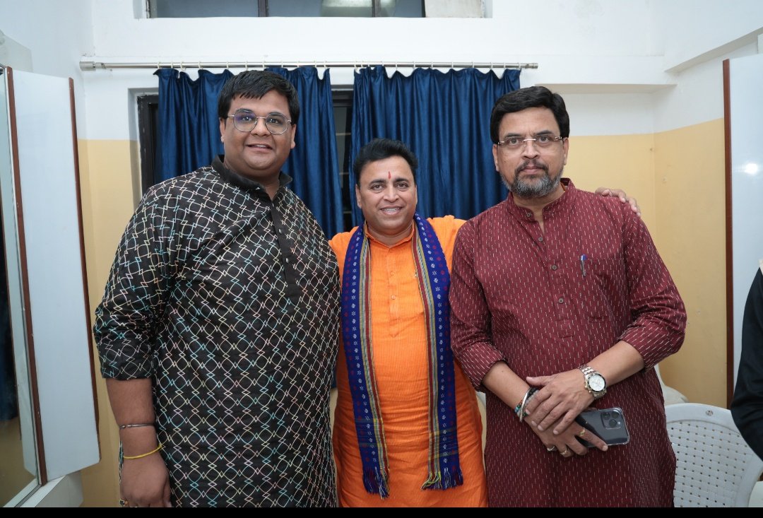 Sunil_DeodharMH's tweet photo. सागरा प्राण तळमळला…

स्वातंत्र्यवीर सावरकर यांच्या जीवनातील महत्वाच्या कालखंडावर प्रकाशझोत टाकण्यासाठी भारतवर्ष आणि दृशान यांच्या संयुक्त विद्यमाने आयोजित केलेल्या ‘सावरकर पर्व’ या कार्यक्रमात स्वातंत्र्यवीर सावरकरांचे विचार समजून घेणे वर्तमानातील सामाजिक-राजकीय परिस्थीतीत किती महत्वाचे आहे याविषयी माझे विचार मांडले.

या समारंभात ज्येष्ठ अभिनेते आणि प्रसिद्ध व्याख्याते @ponkshes आणि, लेखक व व्याख्याते @parth_bawaskar मंचावर उपस्थित होते.

#SwatantryaVeerSavarkar
