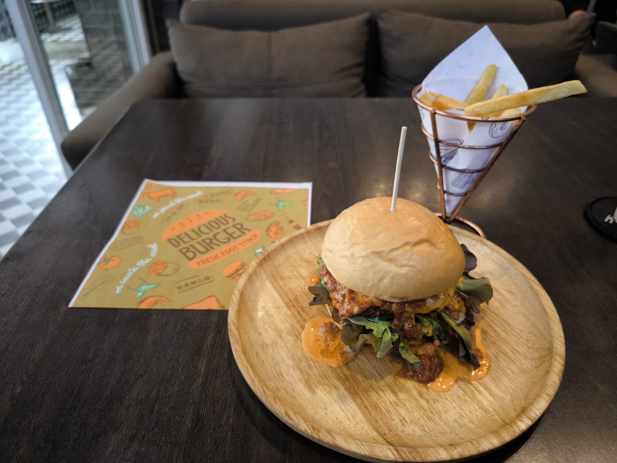 TravellerBlue's tweet photo. 和牛ボロネーゼバーガーset 350B
手がめっちゃ汚れるけど、食べ終わった後にお手拭きを出してくれるのも良い。 https://t.co/B5EYthMxOT