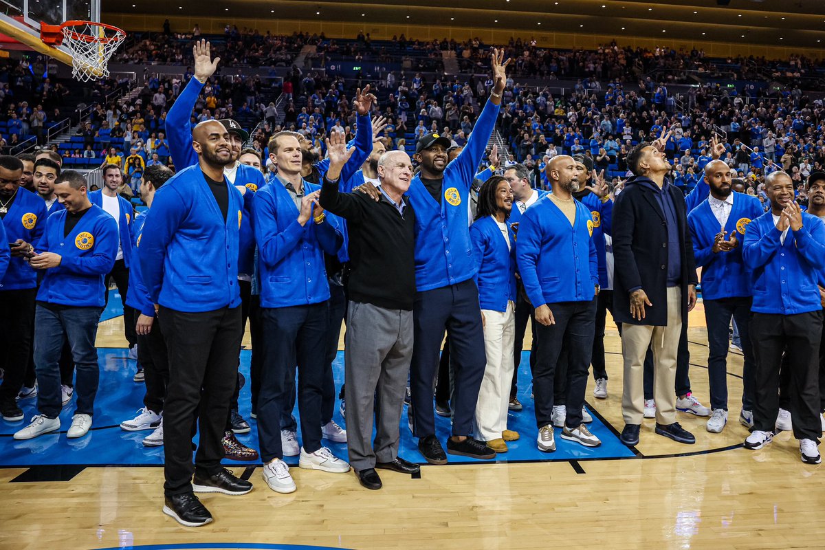 Legends back in Pauley!

At halftime we honored over 100 Bruins from 1950 to the present.

#BruinFamily #GoBruins
