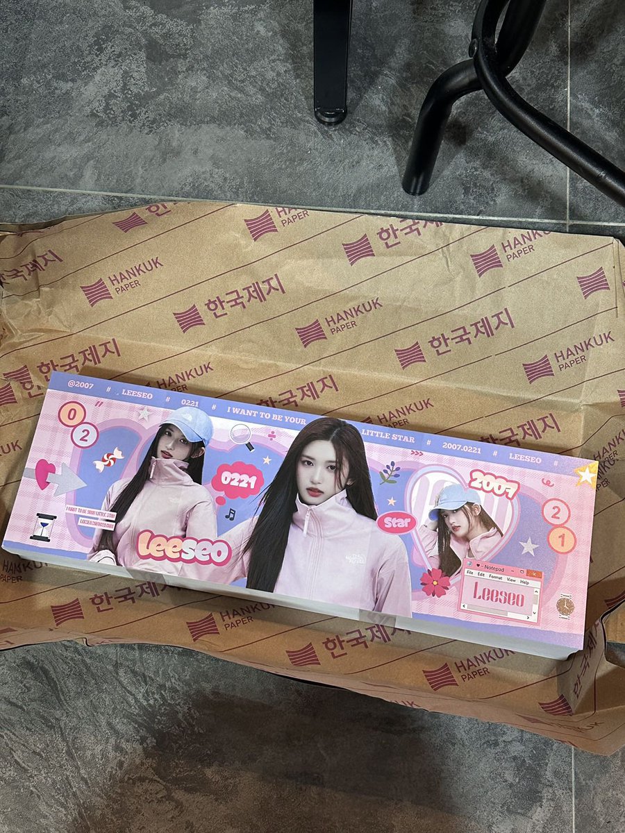 Hello33leeseo's tweet photo. China Leeseo Bar오늘 슬로건 나누는 장소는 사진을 참고하세요.블루 야구 점퍼를 입고 있는 사람입니다.필요하시면 가져가세요

#IVE #アイヴ #아이브
#LEESEO #イソ #이서 https://t.co/c1mpMLV6Tt