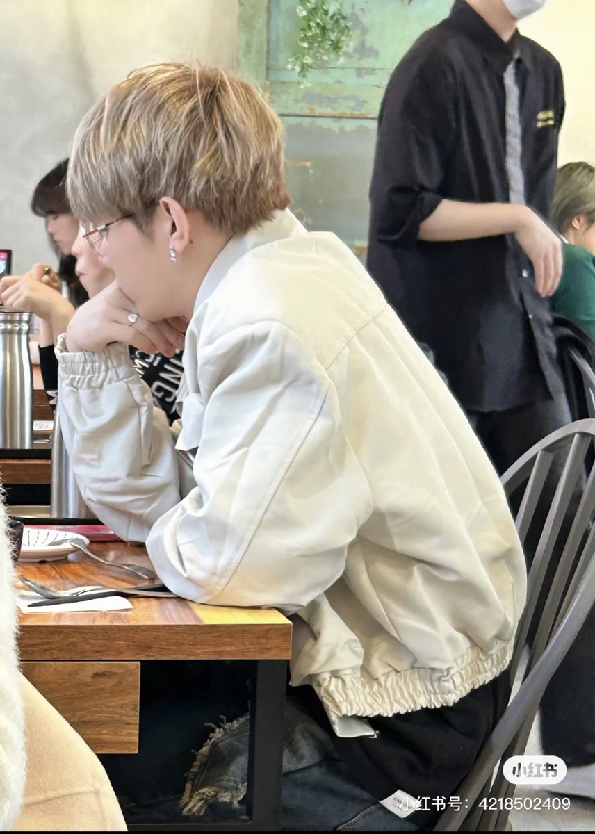 NB_hubbbbi's tweet photo. 오늘 늘빈 데이트했단다…. 몇시간 전이고

계속 둘이 수다를 떨고, 라방에서 쓰던 성ㅎŁ빈 안경이 장하ꔌ한테 가있고 장하ꔌ가 성ㅎŁ빈한테 핸드폰을 보여줬대.. https://t.co/WQRoJr0xA0