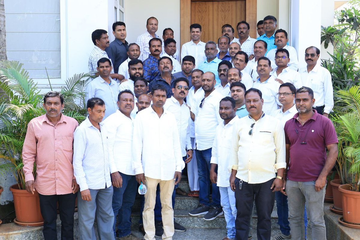 MoSarkar5T's tweet photo. ରାଜ୍ୟର ନବ ଗଠିତ ମ୍ୟୁନିସିପାଲିଟି, ୯ଟି ବିଜ୍ଞାପିତ ଅଞ୍ଚଳ ପରିଷଦର ଜ��ସାଧାରଣ ଓ ୭ଟି ବିଭିନ୍ନ ସଂଗଠନର କର୍ମକର୍ତ୍ତାମାନେ #5T ଓ ନବୀନ ଓଡ଼ିଶା ଅଧ୍ୟକ୍ଷ ଶ୍ରୀ କାର୍ତ୍ତିକ ପାଣ୍ଡିଆନଙ୍କୁ ସାକ୍ଷାତ କରି ଧନ୍ୟବାଦ ଅର୍ପଣ କରିଛନ୍ତି। ରାଜ୍ୟର ବିକାଶ କ୍ଷେତ୍ରରେ ମୁଖ୍ୟମନ୍ତ୍ରୀ ନେଇଥିବା ନିଷ୍ପତ୍ତି ପାଇଁ ସେମାନେ କୃତଜ୍ଞତା ଜଣାଇଛନ୍ତି। https://t.co/0DA0acuAHy