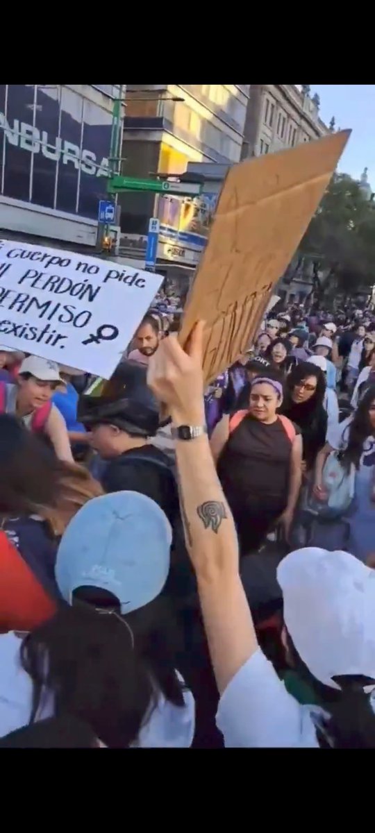 CONE4T_OFICIAL's tweet photo. 🟠El #19N que a nadie le importa.

-Entonces el 19 de Nov, día internacional del hombre..
¿Salimos a destrozar todo a nuestro paso y si se nos "ponen en nuestro camino" unas mujeres las golpeamos hasta dejarlas inconscientes entre todos como le hicieron a #Alexander?
¡Ok va, ya entendí la pinche igualdad de género!.

¡Claro, también tenemos derechos!
•Nosotros sentimos
•También fuimos violados por MUJERES
•Morboseados por MUJERES
•Manoseados por MUJERES
•Abusados sexualmente por MUJERES.
•Tambien nos asesinan las MUJERES
•Nos secuestran las MUJERES
•También tenemos miedo de las MUJERES
•Las MUJERES también maltratan
•Las MUJERES humillan
•Las MUJERES también nos maltratan psicologicamente
•Las MUJERES nos han extorsionado siempre.
Y puedo sumar más puntos.

Pero aquí lo importante es:

❓¿Saben que significa "feminicidio"?
"El feminicidio es la muerte violenta de las mujeres por razones de género, tipificadas en nuestro sistema penal como feminicidio".
Es decir, mujeres asesinadas por el hecho de ser mujeres.

NO por accidente 
NO por un asalto 
NO por violación 
NO por ser golpeada hasta morir.
Ejemplo:
"Yo pancho saldré a asesinar a la primer MUJER que me encuentre".
¡Esto es FEMINICIDIO!
¿Entendieron?

Entonces anoten esto:
En la causas arriba mencionadas se llaman asesinatos.
Cuando su pareja, esposo o conyuge las asesinan se llama "UXORICIDIO" o sea que en ambos casos
¡NINGUNO ES FEMINICIDIO!.

Pero si la mujeres se basan en llamar "feminicidio" a cualquier tipo de asesinato, entonces sus números y sus "tiradas al piso" son extremadamente EXAGERADAS.

Les explico:
En 2023 en el caso de los hombres, la tasa fue de 21 homicidios por cada 100 mil. Para las mujeres, de 2.6 por cada 100 mil. El Instituto Nacional de Estadística y Geografía (INEGI).

¿Entonces quienes somos los que SUFRIMOS más, quienes corremos más peligro, quienes somos más "violentados", a quien asesinan más?.

¿Entonces salimos a destrozar todo por tanto ANDROCIDIO?
#Androcidio: (hombres)
"El término androcidio es un neologismo que se refiere al homicidio o asesinato selectivo de los varones".
Nuestros números son muchísimo más altos y eso también nos da derecho a marchar por tanta injusticia, SÍ, pero ..
NO NOS DA DERECHO
A GOLPEAR A LAS MUJERES QUE NOS ENCONTREMOS A NUESTRO PASO, NO NOS DA DERECHO A DESTRUIR RESTAURANTES, INCENDIAR TODO, DESTRUIR NEGOCIOS, AUTOS, PINTAR MONUMENTOS QUE NOS PERTENECEN A TODOS, VIOLENTAR TODO A NUESTRO PASO.
ESTO NO ES UN DERECHO, 
¡¡ESTOS SE LLAMAN ACTOS DE VANDALISMO!!.

Espero que entiendan y dejen de tirarse al piso exagerando todo y aumentando la violencia en su comportamiento.

Si, dirán que las feministas y feminazis no son iguales, pero me da mucha pena decirles que quienes tienen la tarea de parar los actos vandálicos que su género comete cada #8M2024 les toca a ustedes, a las auténticas feministas.
Pues ellas han manchado este día tan importante para ustedes, porque ahora las clasifican a TODAS como las causantes año con año de los peores actos vandálicos a nivel nacional del #8M y este año fue el peor.
Y no soy Nostradamus pero muchos hombres no somos de poner "el otro cachete" y cada año se pueden sumar más "Alexanders" que no aceptarán ser "violentados" por mujeres terroristas que cometen actos vandálicos, disfrazando sus actos como "Actos feministas en pro de sus derechos".

#YaBastaFeminazis
#EsCuanto
#TeLoDiceCONE
#SoyAlexander