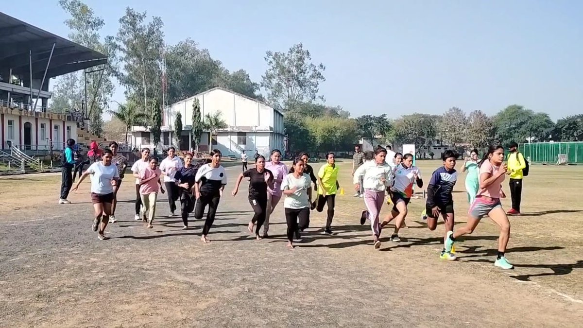 Glimpses of the Nari Shakti Fitness Run program organised by Nehru Yuva Kendra Shahdol (@NykShahdol), Madhya Pradesh. #NariShaktiFitnessRuns #MYBharat #InvestInWomen #WomenFitTohIndiaHit #NYKS