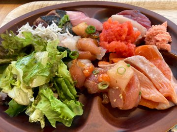despian_n's tweet photo. ノープランで日本のモナコに行ってお魚パラダイスで刺身を海鮮丼にしたり海鮮茶漬けにしたりして遊びました https://t.co/34LABDycvD