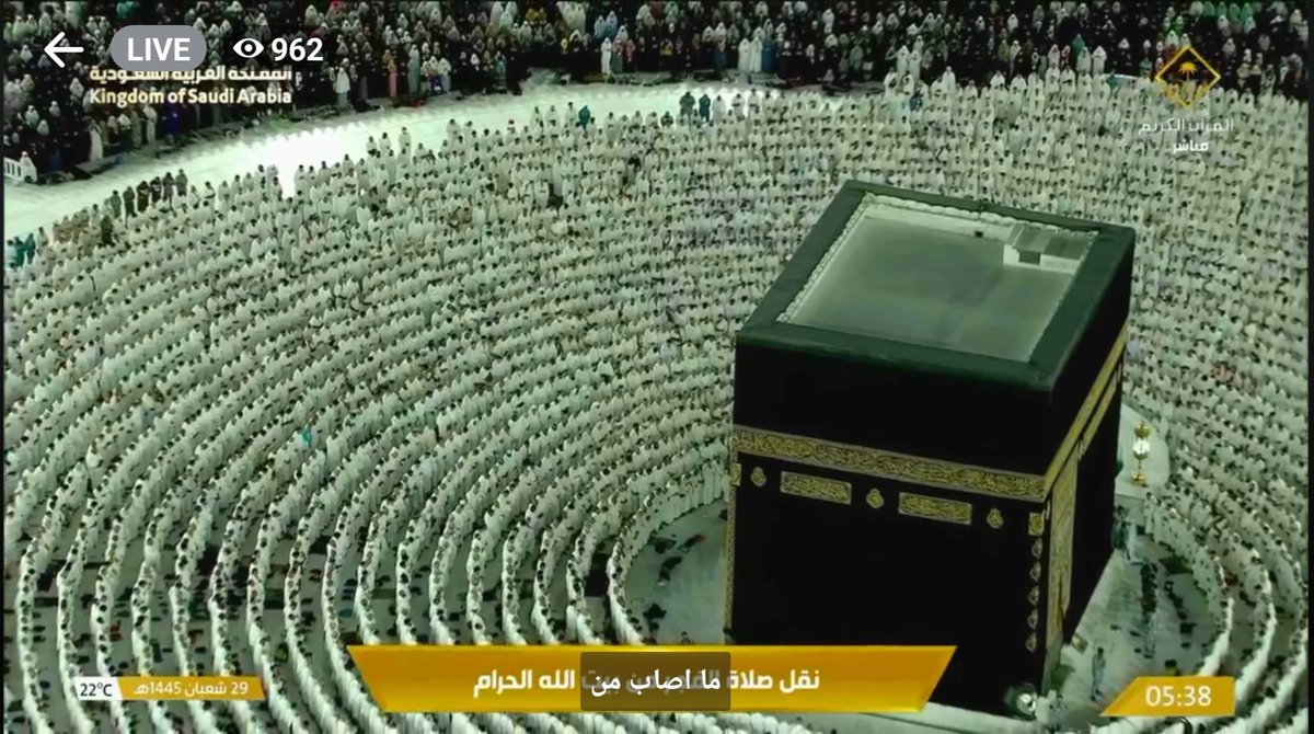 Faizli's tweet photo. I'm wondering where Imam is standing during Fajr Prayer this morning? Before this, I noticed that there was some empty space in Mataaf if Imam was standing behind the Mataaf area during fard prayer. #Islam #Muslim #Prayer #Kaaba #Mecca https://t.co/WdltoaHXCf