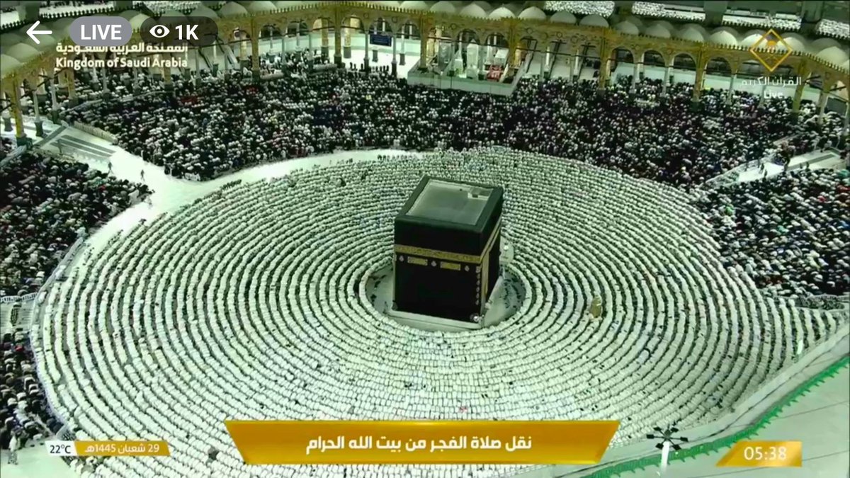 Faizli's tweet photo. I'm wondering where Imam is standing during Fajr Prayer this morning? Before this, I noticed that there was some empty space in Mataaf if Imam was standing behind the Mataaf area during fard prayer. #Islam #Muslim #Prayer #Kaaba #Mecca https://t.co/WdltoaHXCf