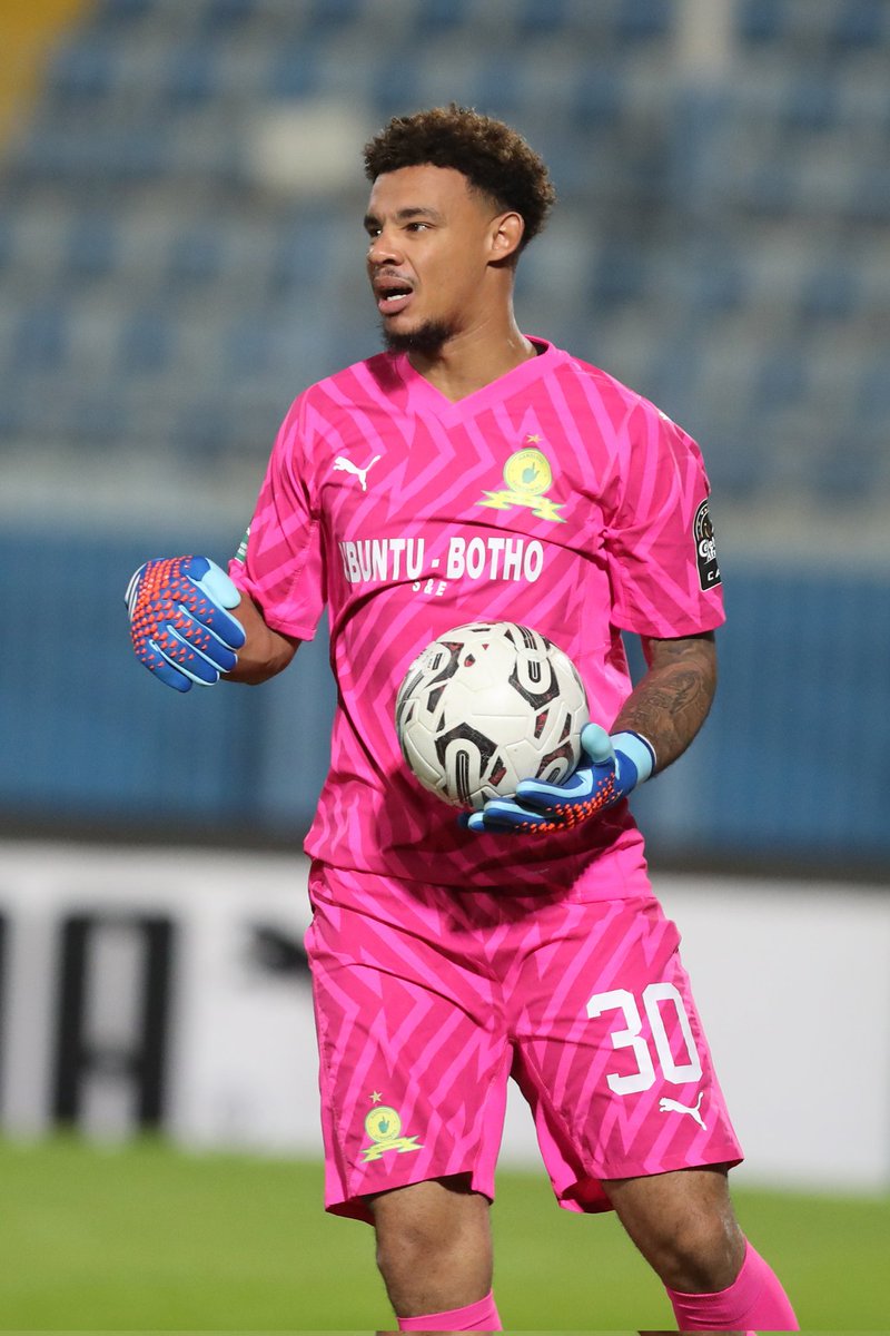 DiscoNicholas's tweet photo. Cleansheet Number  11 in League Matches .
9 Cleansheets to go🤌🤌🤌  🧤🧤🧤. 20 Cleansheets here we come. We got this Ronza. 
Ronwen "CleansheetsSpecialists" Williams 
#RonzaWethu #Sundowns #DStvPrem #WeRiseAgain  #RulaniBall #PHDCoaching #MamelodiSundownsPremierLeague https://t.co/HpqfT8oVud