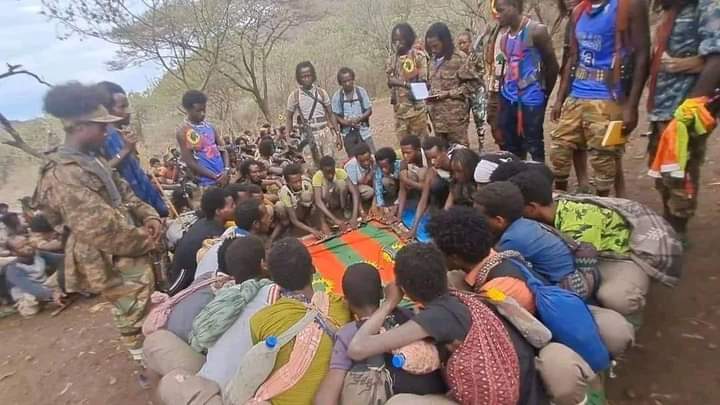 እንኳን ደስ አለችሁ!
የሰሜን ኦሮሚያ ኦነሠ አዳድስ አባላትን ተቀብለዉ ለወራታት በፓላቲካ እና በወታደርነት ስያሠለጥናቸዉ የቆየዉን  እጩዎችን ሠሞኑን በደመቅ ሁኔታ አስመሮቆ ለቀጣይ ግዳጅ ማዘጋጀቱን የሰሜን ኦሮሚያ የኦነሠ አዛዥ አስተውቋል፡፡