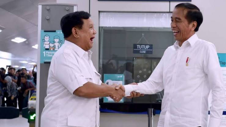 JhonSitorus_18's tweet photo. Rusaknya demokrasi bangsa ini diawali dari moment ini, kala Prabowo dan Jokowi bertemu di MRT Jakarta 2019 lalu pasca Pilpres

Urusan kongkalikong 2024, kekuasaan yang TAWAR MENAWAR direncanakan mulus dengan dalih PERSATUAN bangsa

Semua orang terbius kala itu, kagum dengan aksi teatrikal didepan penumpang MRT dan seatero NKRI. Banyak yang bertepuk tangan walau beberapa saat kemudian banyak yang kecewa karena ternyata dia juga RAKUS akan jabatan

Partainya dapat 2 kursi menteri, walau 1 orang akhirnya ditangkap KPK karena KORUPSI. Hari2 sibuk menempel dengan Jokowi, bahkan dikasih kerjaan mengurusi food estate walau sangat jauh dari bidangnya

Dibidangnya sendiri, hanya sanggup beli ini beli itu, apalagi pesawat tempur rongsokan yang masa pakainya udah mau selesai. Target Industrialisasi pertahanan ala Jokowi jadi GAGAL

Deal-deal politik itu ternyata tak sampai diurusan Menteri. Niat 3 Periode atau perpanjangan kekuasaan musti dilanggengkan walau pada akhirnya ditolak oleh partai yang memungutnya, PDI Perjuangan

Ngambek, marah dan balas dendam. PDI Perjuangan harus DIGEMBOSI. Cukup tusuk ulu hatinya dengan menyodorkan anak kandung ke pangkuan Rival PDIP, Prabowo

Isu persatuan itu juga dipakai di Pilpres 2024 demi menutupi masa lalu yang HITAM dan penuh DARAH. Rupanya kamuflase itu sukses membius kembali rakyat Indonesia demi ambisi kekuasaan dan ambisi kroni-kroni serta OLIGARKI yang tak mengenal batas kenyang

Ya, lama-lama saya akhirnya sadar. Apa yang diucapkan oleh dia, defenisikan sebagai kebalikannya