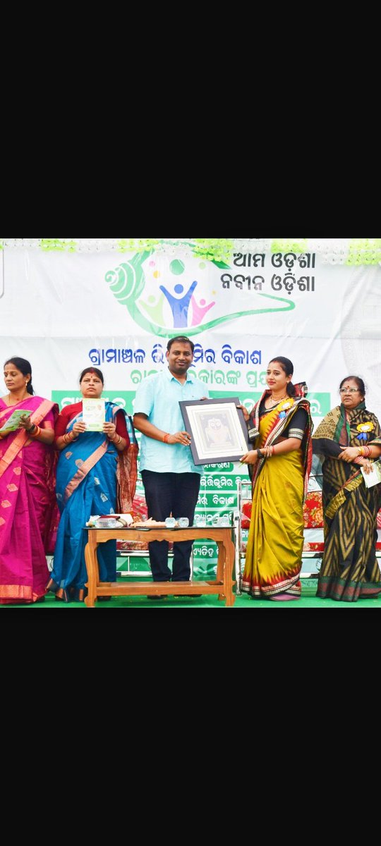 SubhadraPradh15's tweet photo. Transparency mood✨✨ of sri Naveen patnaik🙏🙏🙏to build new odisha🤟🤟🤟🤟 https://t.co/oWrC3mAhNz