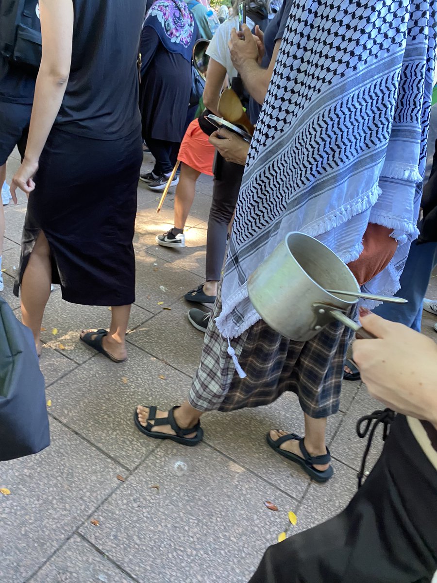 fatimah_j_'s tweet photo. Making noise with our pots and pans for the forced starvation inflicted by #israel at #sydney rally.
#EndTheAidBlockade #GazaFamine
#freegaza https://t.co/dr97qVM4sp