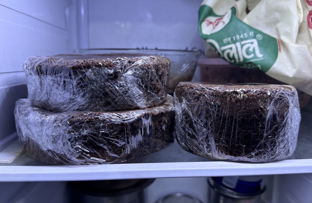 BulletHumDum's tweet photo. Guys wish me luck 
Aaj mai cake decorate karungi https://t.co/PJFioO6lXB