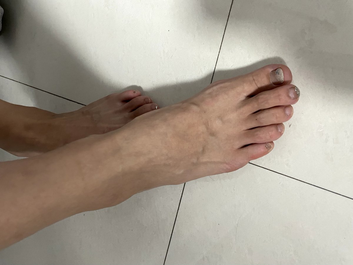 jiaoqinieku's tweet photo. 原相机下的脚~
#恋足 #恋足舔脚 #玉足 #裸足 #舔脚趾 #脚丫 #舔脚 #脚趾 https://t.co/S4KR1B9rTF