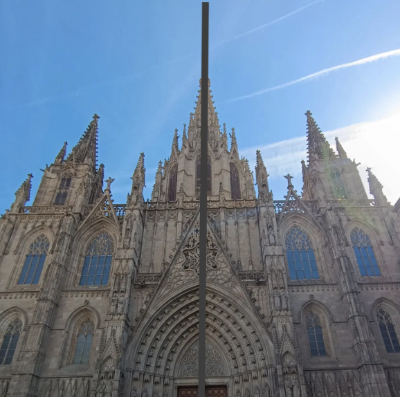 INScalgravat's tweet photo. Aquesta setmana passada els alumnes de 4t d'ESO van participar a la Barcelonada, una gimcana que té entre els seus objectius conèixer i aprendre a desplaçar-se autònomament per la ciutat, així com fomentar bons usos dels seus telefons mòbils. #WMCP24 #BCNada24 https://t.co/Wi0yhrbdZd
