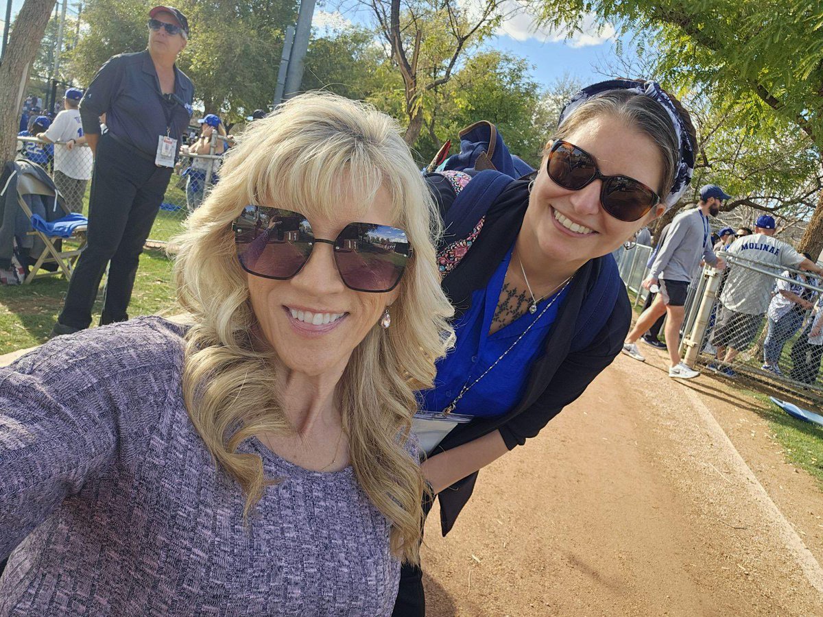 amie_cuevas_'s tweet image. #SpringTraining moments so far. 
#CamelbackRanch #CactusLeague #playingthefieldtv #Dodgers