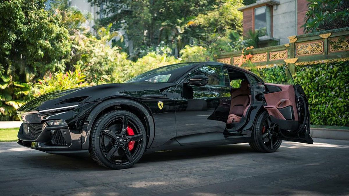 LuxMotorPress's tweet photo. India’s first Ferrari Purosangue arrives in Bengaluru, and real estate tycoon and car enthusiast Boopesh Reddy takes delivery.10.5 Crore and we absolutely love the black exterior. Do you too?! 
#LuxuryMotorPress #Ferrari #Purosangue #Bengaluru #SuperCars #India https://t.co/IvgvhCAZPe