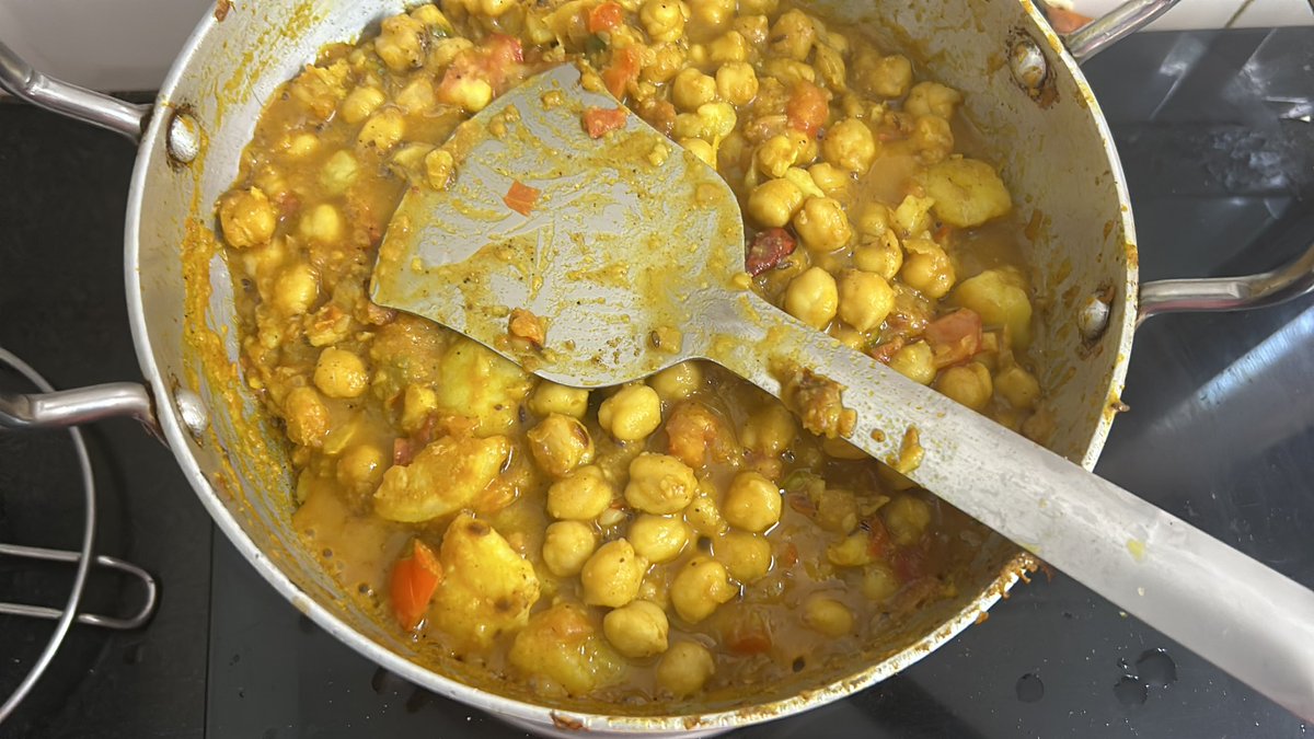 speaks_prav's tweet photo. #HealthierWeekend continues - aaj hum #AlooCholle bana rahe hain!! Healthier one to all ๐๐๐ https://t.co/JRlNQZpmfj