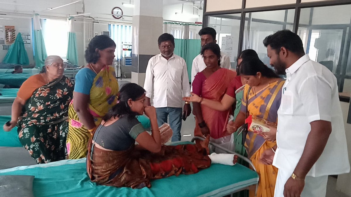sangeetsatheesh's tweet photo. இன்று மகளிர் தினத்தை கொண்டாடும் வகையில் பாலக்கோடு அரசு மருத்துவமனையில் தாய்மார்கள் மற்றும் செவிலியர் சிகிச்சை பெற்று வரும் நபர்களைப் பார்த்து நலம் விசாரித்து பிரட் மற்றும் இனிப்புகள் வழங்கியும்  குறைகளை கேட்டு அறிந்து அவர்களுடன் மகளிர் தினத்தை கொண்டாடிய போது.. #bjpmahilamorcha https://t.co/YCwfo6Av5C