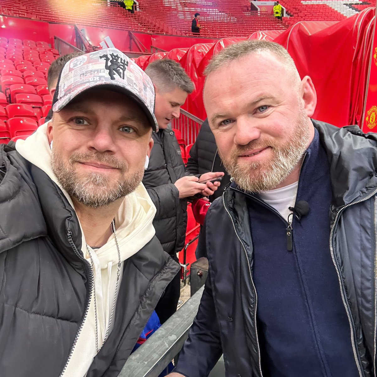 DLLMUFC's tweet image. Not every day you get to meet @WayneRooney 

I saw my mate the other day
He said to me he saw the white Pele
So I asked, who is he
He goes by the name of Wayne Rooney
Wayne Rooney Wayne Rooney,        
He goes by the name of Wayne Rooney

#rooney #manutd #muneve #UnitedForTheFans