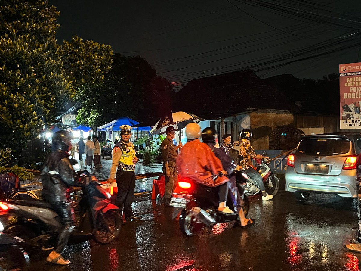 humas_btapan's tweet image. Anggota Polsek Banguntapan Polres Bantul pengamanan pengajian pengamanan Pengajian dan Sholawat menyambut Ramadhan di Masjid Manasikana Potorono Banguntapan. 

#pengajian #sambutramadhan #potorono #polsekbanguntapan #polresbantul